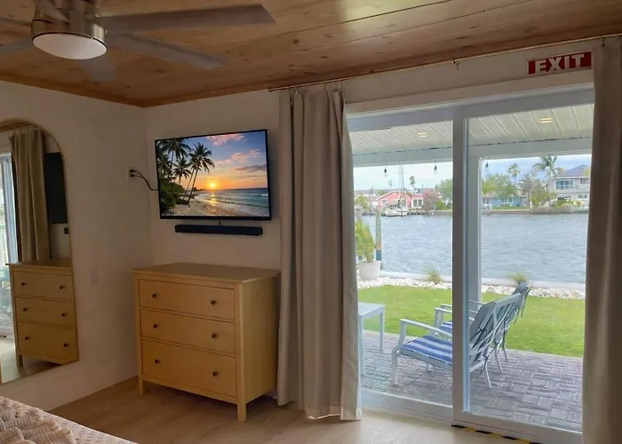 Waterfront House With Golf Cart And Family Fun Сasa de vacaciones