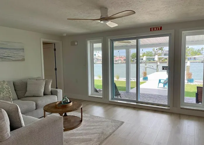 Сasa de vacaciones Waterfront House With Golf Cart And Family Fun